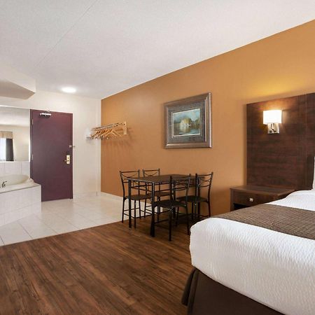 Days Inn By Wyndham Leamington Εξωτερικό φωτογραφία