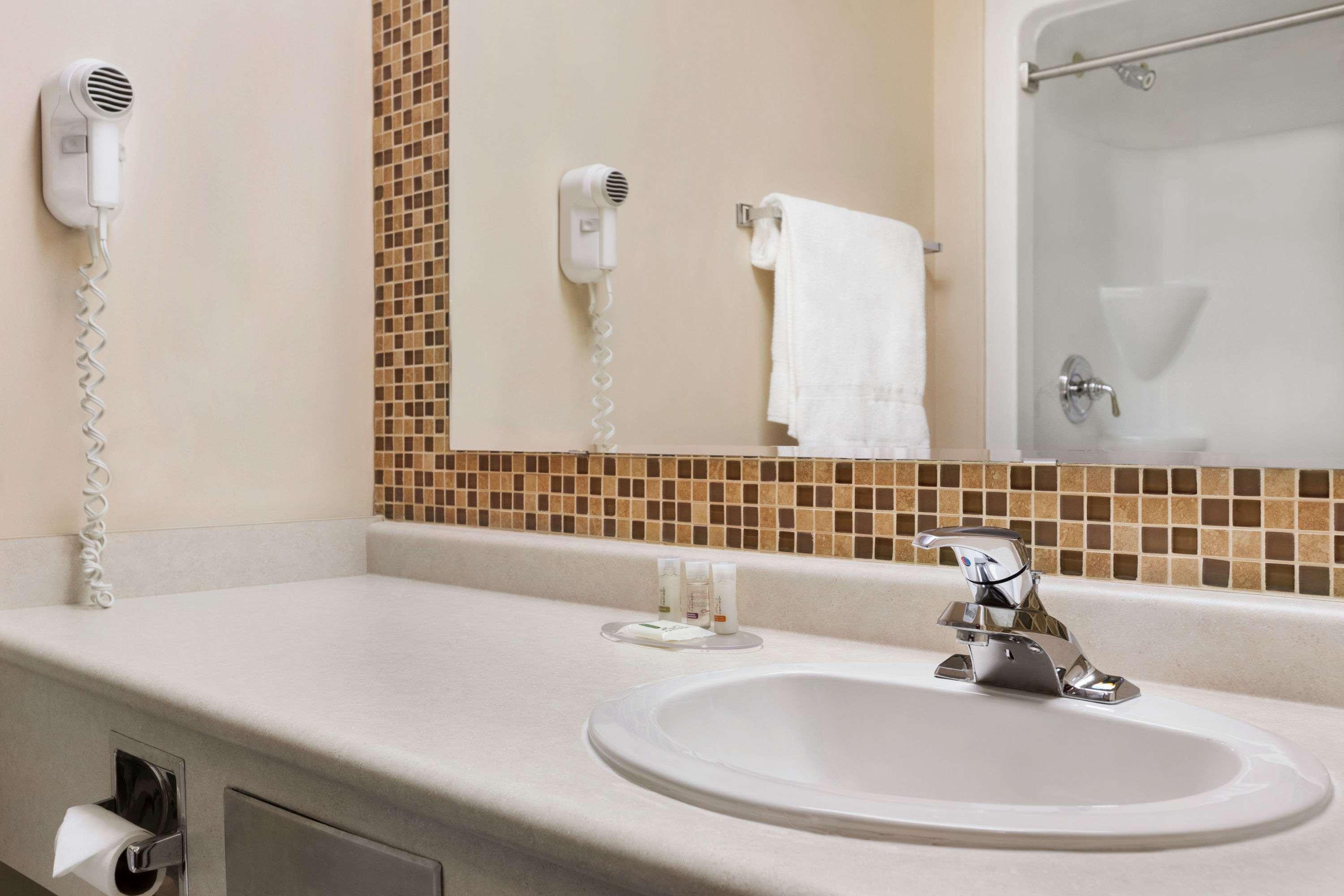 Days Inn By Wyndham Leamington Εξωτερικό φωτογραφία