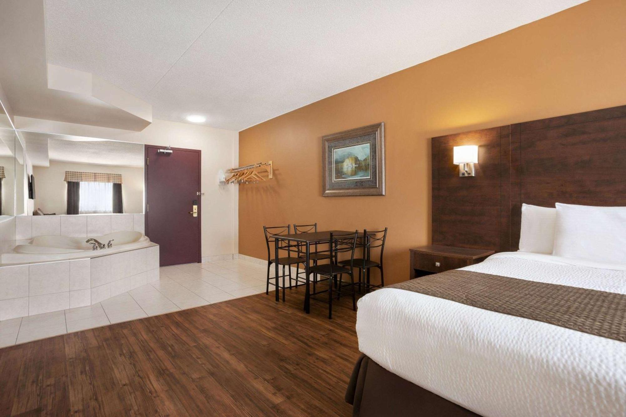 Days Inn By Wyndham Leamington Εξωτερικό φωτογραφία