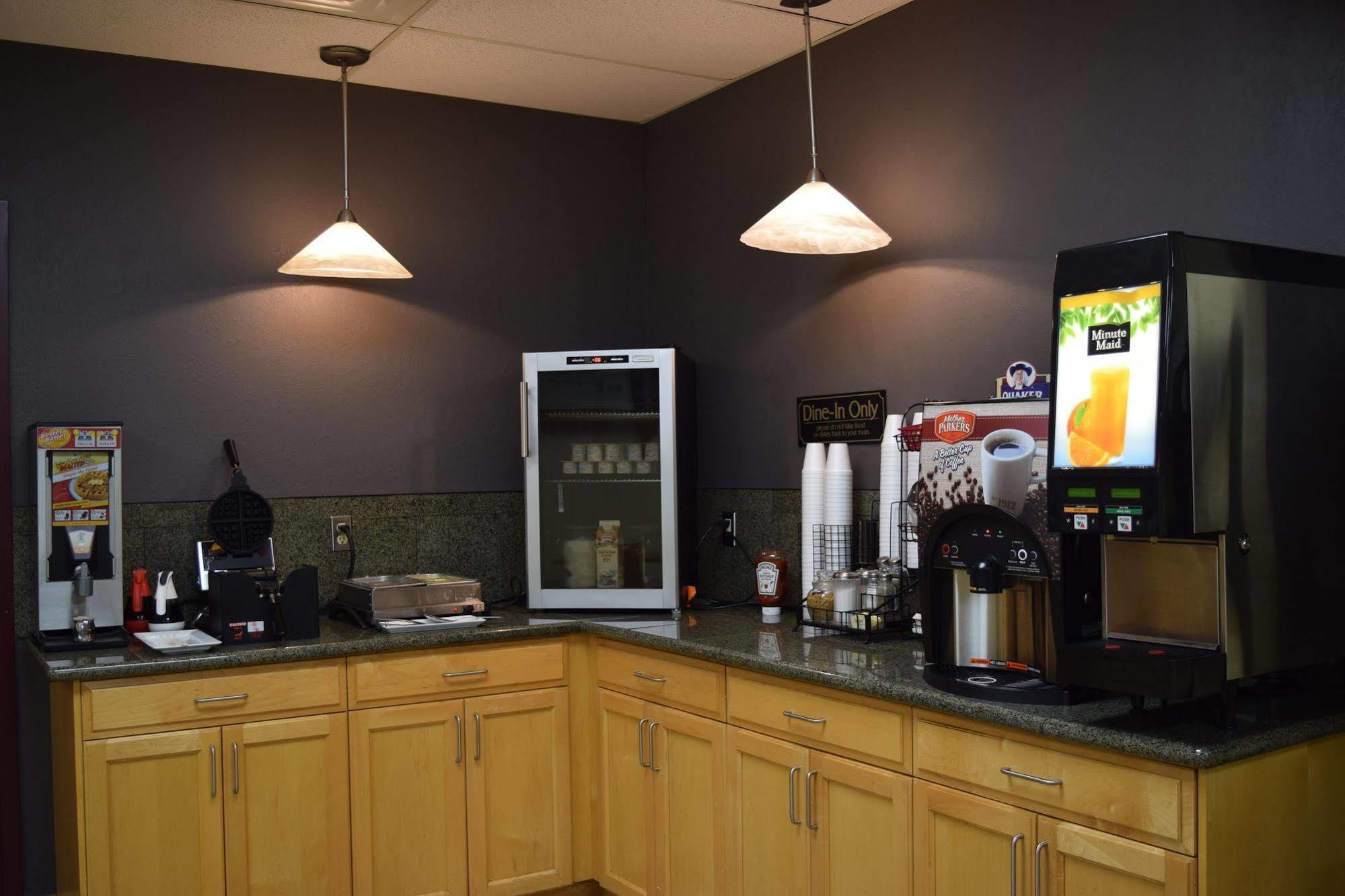 Days Inn By Wyndham Leamington Εξωτερικό φωτογραφία